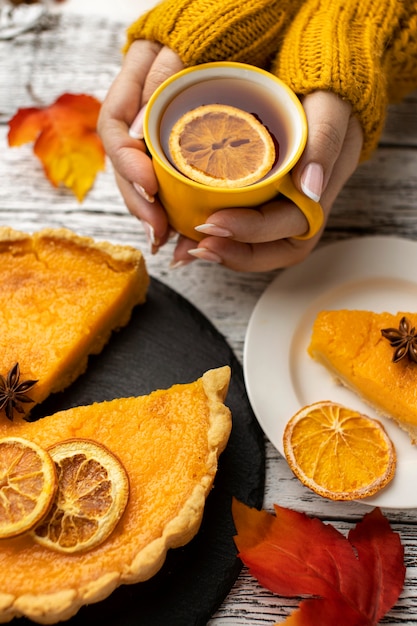 Xícara de chá e torta de abóbora fatiada