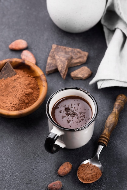 Xícara de chocolate quente de ângulo alto