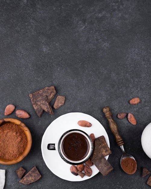 Foto grátis xícara de chocolate quente plana com espaço de cópia