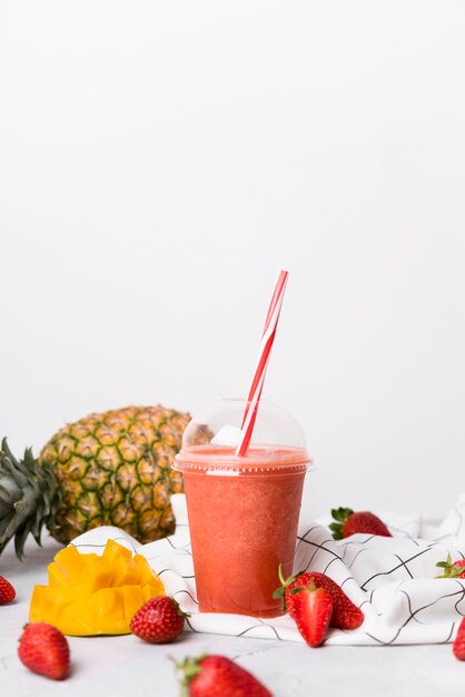 Xícara de delicioso smoothie de morango