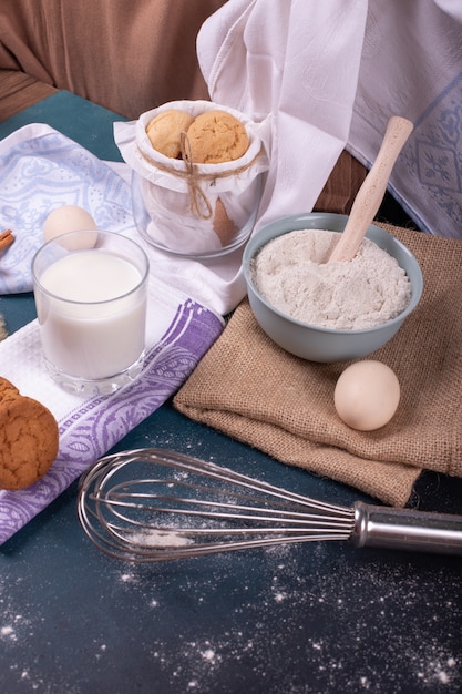 Xícara de leite com biscoitos de canela e farinha