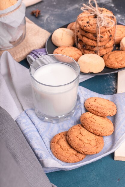 Xícara de leite com biscoitos e doces