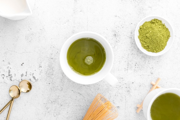 Foto grátis xícara de vista superior com saboroso chá matcha