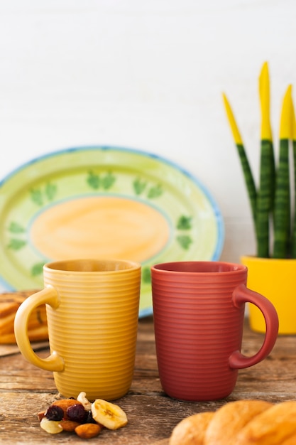 Xícaras de café com mistura de frutas secas e castanhas