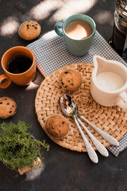 Xícaras de café com muffins de alto ângulo