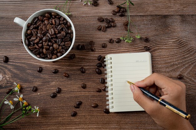 Xícaras de café e grãos de café na mesa, dia internacional do conceito de café