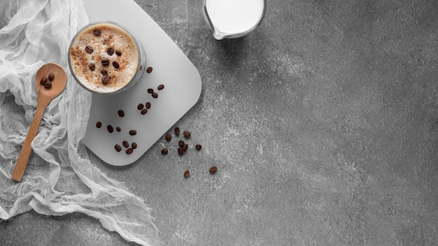 Xícaras de café na mesa com vista de cima