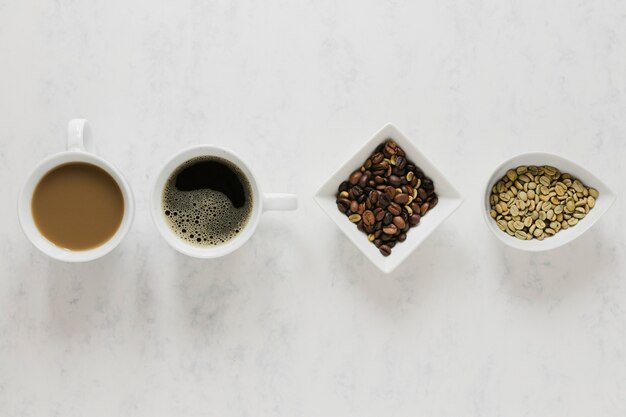 Xícaras de café quentes na mesa branca