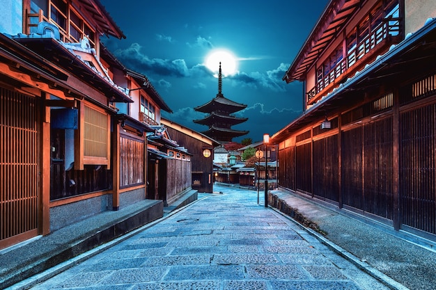 Yasaka pagoda e sannen zaka street em kyoto, japão.