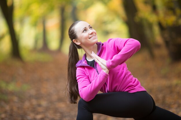 Yoga ao ar livre: Parivrtta Parsvakonasana