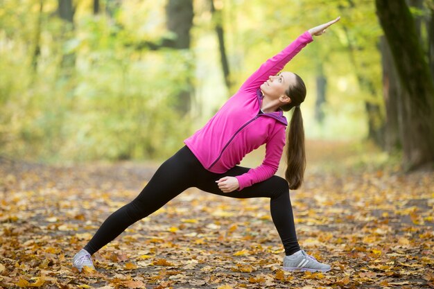 Foto grátis yoga ao ar livre: pose de ângulo lateral prolongado