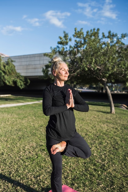 Foto grátis yoga ao ar livre