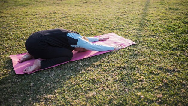 Foto grátis yoga ao ar livre