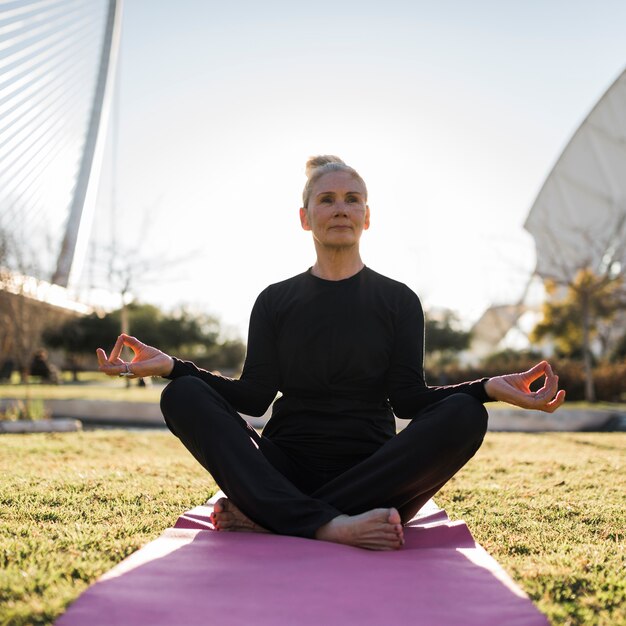 Foto grátis yoga ao ar livre