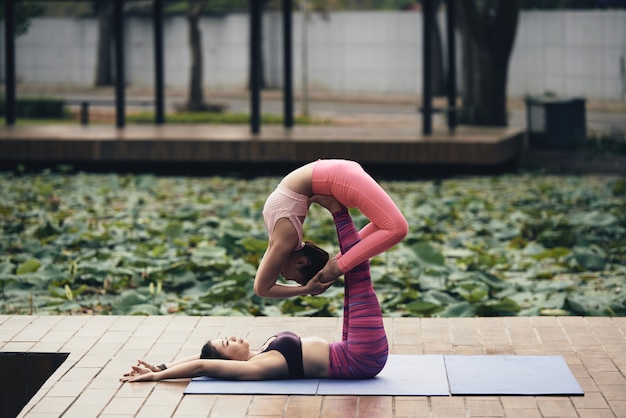 Foto grátis yoga em par