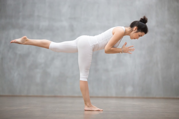 Yoga linda: guerreiro três pose