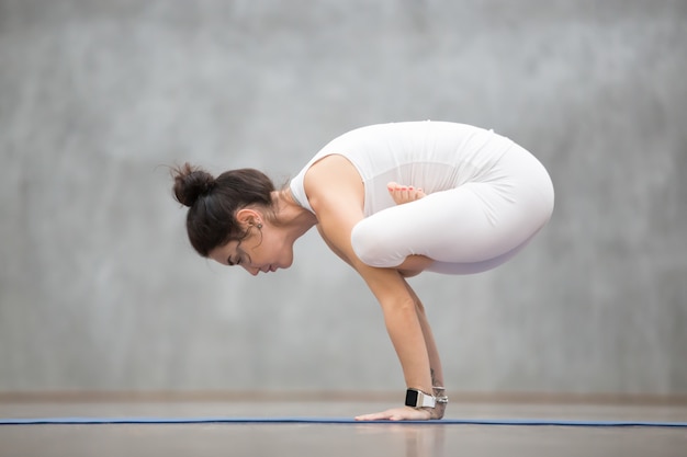 Yoga linda: urdhva kukkutasana