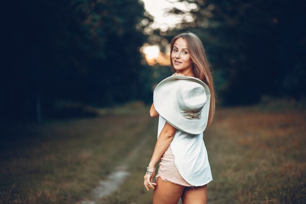 Foto grátis yound e menina bonita em um parque de verão