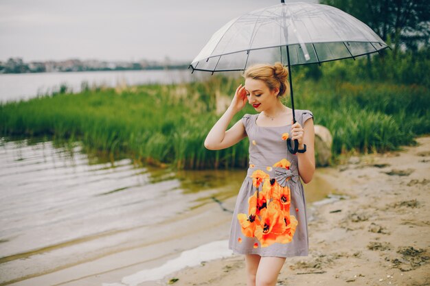 Yound e menina bonita em um parque de verão