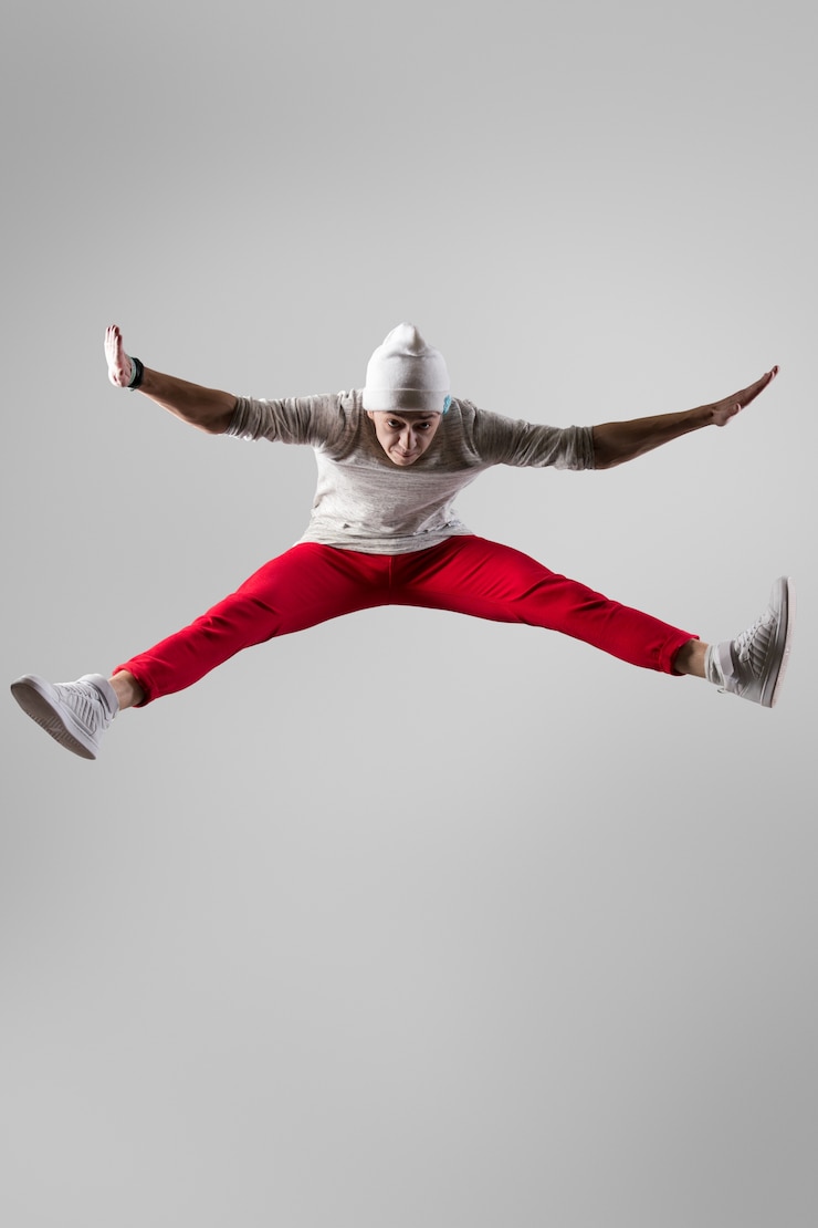 Foto grátis young breakdancer jumping