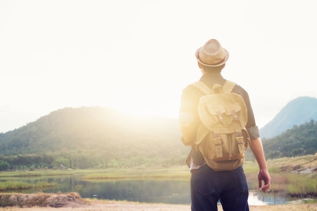 Young Man Traveler com mochila relaxante ao ar livre.