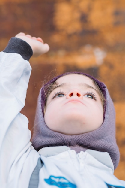 Foto grátis young spaceman girl with hand up