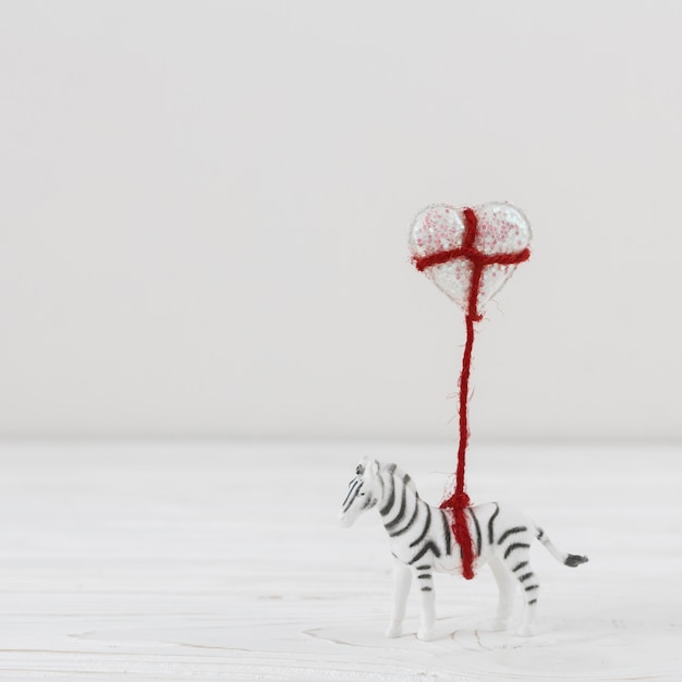 Zebra de brinquedo com coração de balão na torção