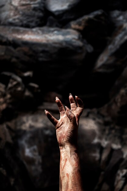 Zombie assustador em contato com a natureza
