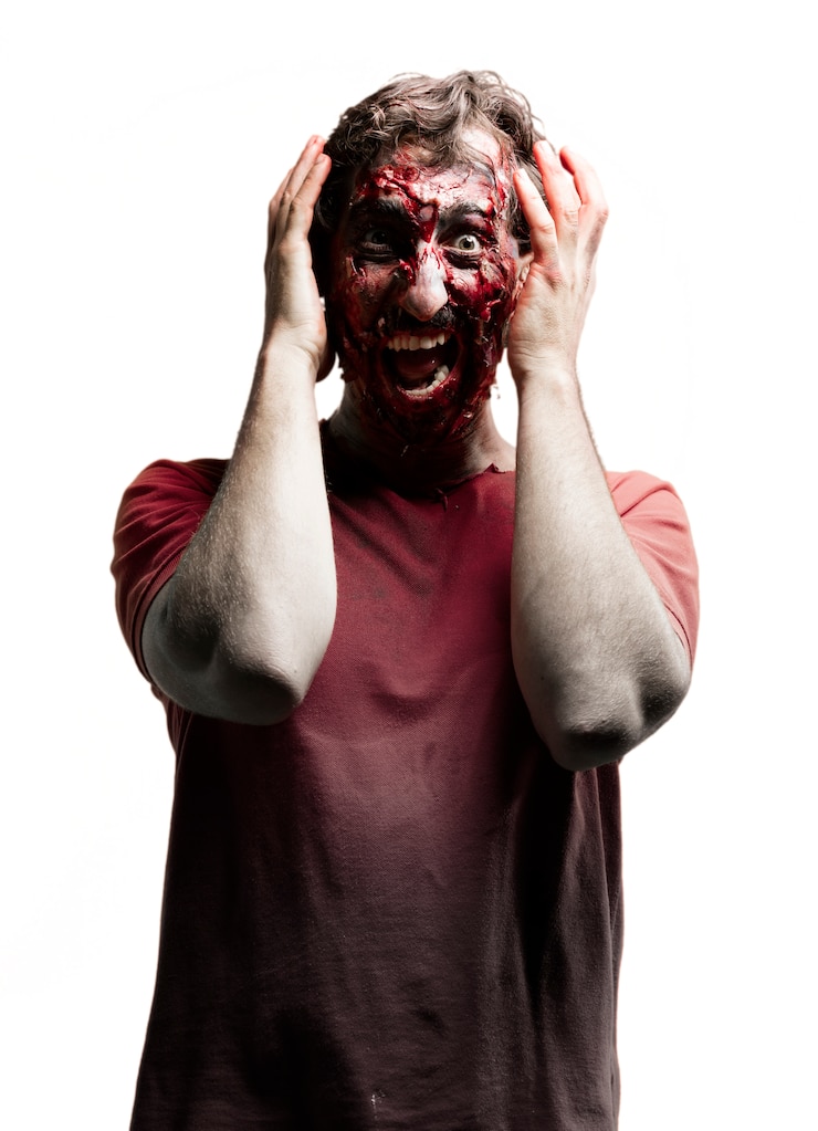Foto grátis zombie com mãos na cabeça