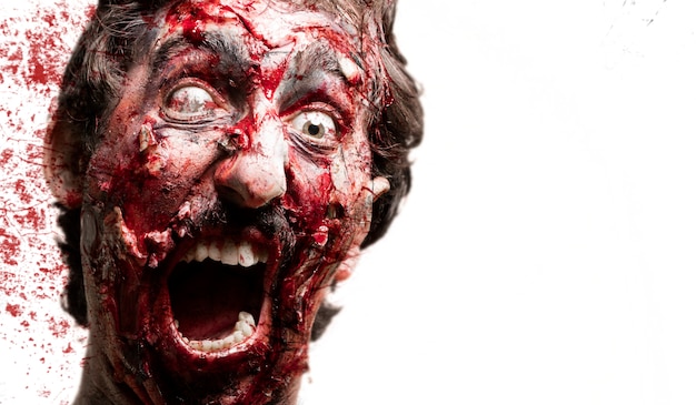Foto grátis zombie com sangue atrás