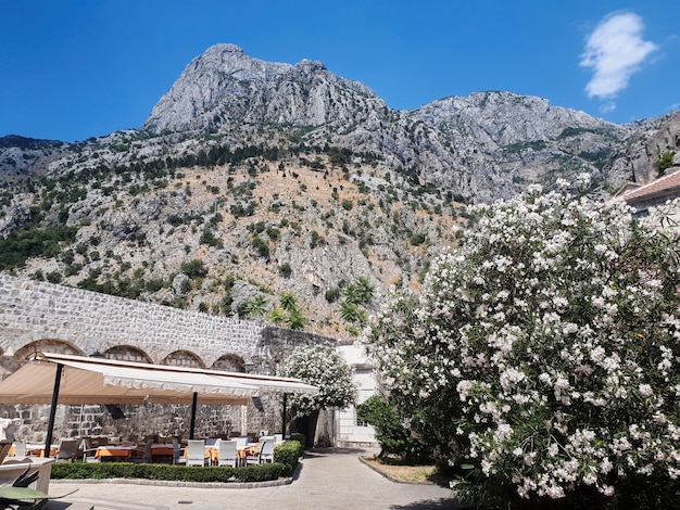 Zona de descanso, montanhas rochosas em kotor, montenegro