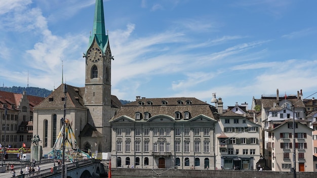 Zurique, suíça: vista do centro histórico da cidade de zurique, do rio limmat e do lago de zurique, na suíça. zurique é uma cidade líder global e está entre os maiores centros financeiros do mundo.