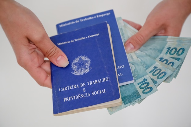 100-reais-banknote in schwarzer brieftasche und blauem zeiger