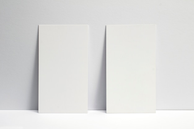 2 leere Visitenkarten an der weißen Wand, 3,5 x 2 Zoll groß