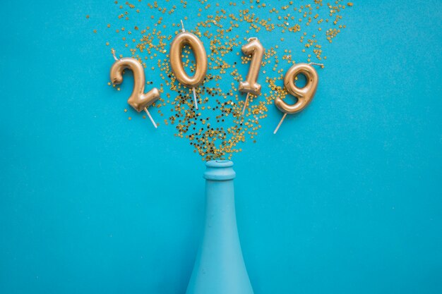 2019 Inschrift aus Kerzen mit Flasche