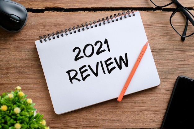 2021 rückblick, rückblick auf das letzte jahr im leben, flaches geschäftskonzept. schreiben und vorbereiten von vorsätzen für das neue jahr 2022