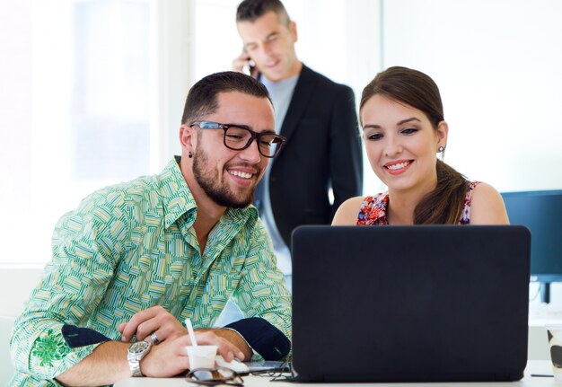 3 junge Arbeiter im Büro