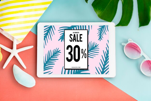 30% Sale-Rabatt-Anzeige auf einem Tablet mit Sommer-Accessoires