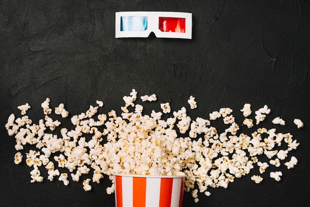 3D-Brille über verschüttetes Popcorn