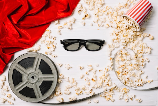 3D-Brille und Popcorn mit Spule