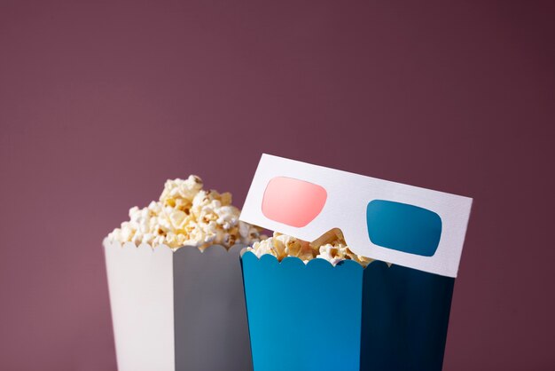 3D-Filmbrille und leckeres Popcorn