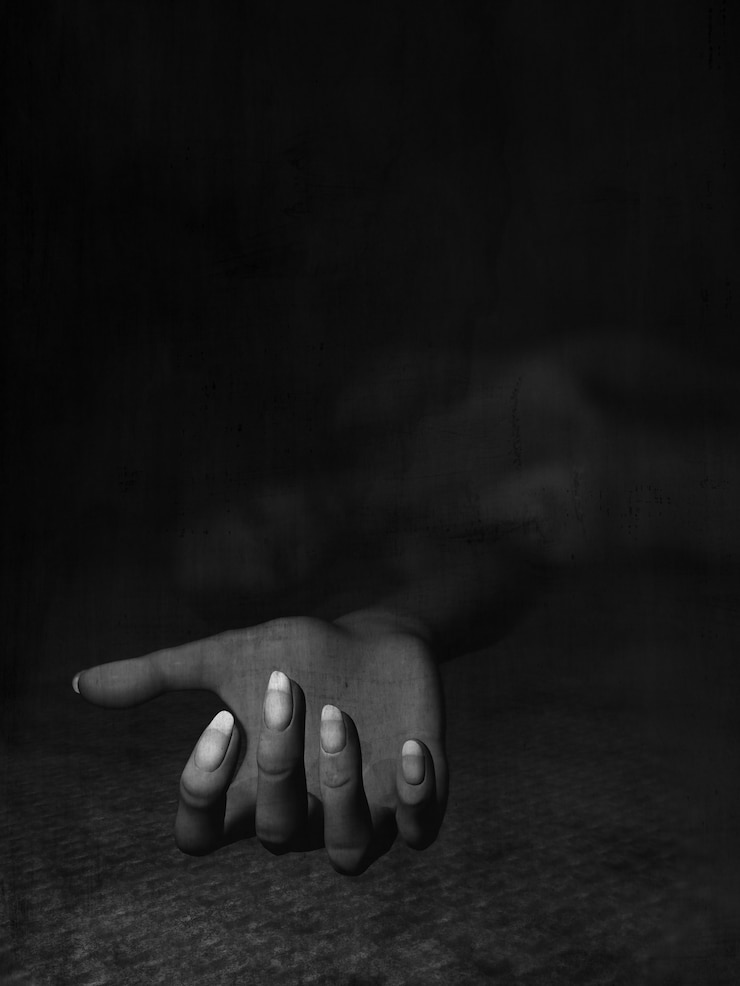 Kostenlose Foto 3d übertragen von einem dunklen grunge bild einer frau auf dem boden liegend mit ihrem ausgestreckten arm verlegung