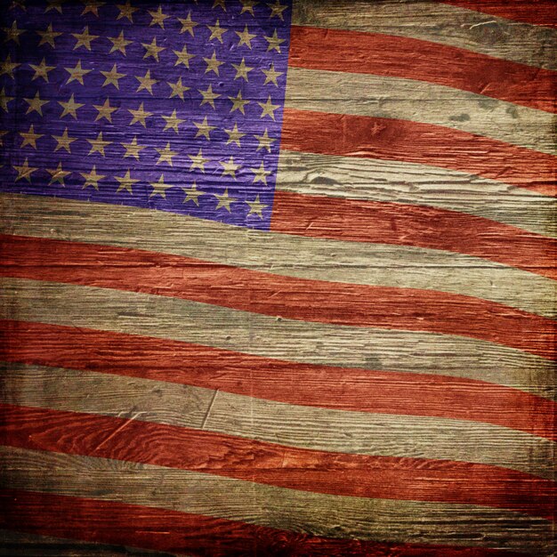 4. Juli Unabhängigkeitstaghintergrund mit amerikanischer Flagge auf Schmutzholzbeschaffenheit