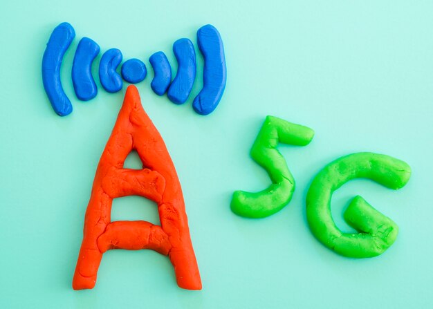 5g Zeichen und Turm aus Modelliermasse