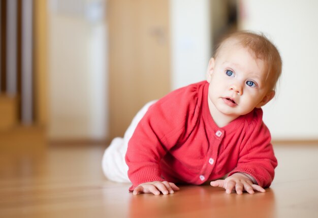 7 Monate Baby, die auf Fußboden legen