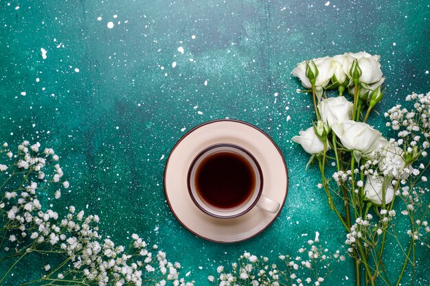 8. März Frauentagskarte mit weißen Blumen, Süßigkeiten und einer Tasse Tee