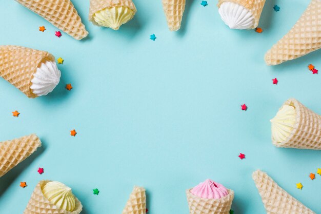 Aalaw im Waffelkegel mit besprüht auf blauem Hintergrund