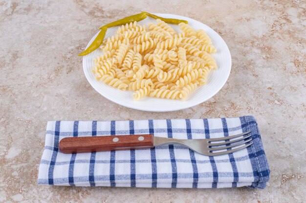 Abendessen mit Makkaroni und Gabel auf einem Handtuch auf Marmoroberfläche