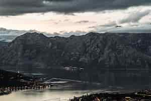 Kostenloses Foto abendlicher blick auf die bucht von kotor altstadt vom berg lovcen