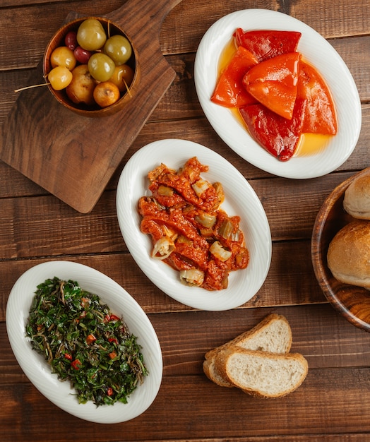 Abendmenü mit sautiertem Paprika und grünem Salat